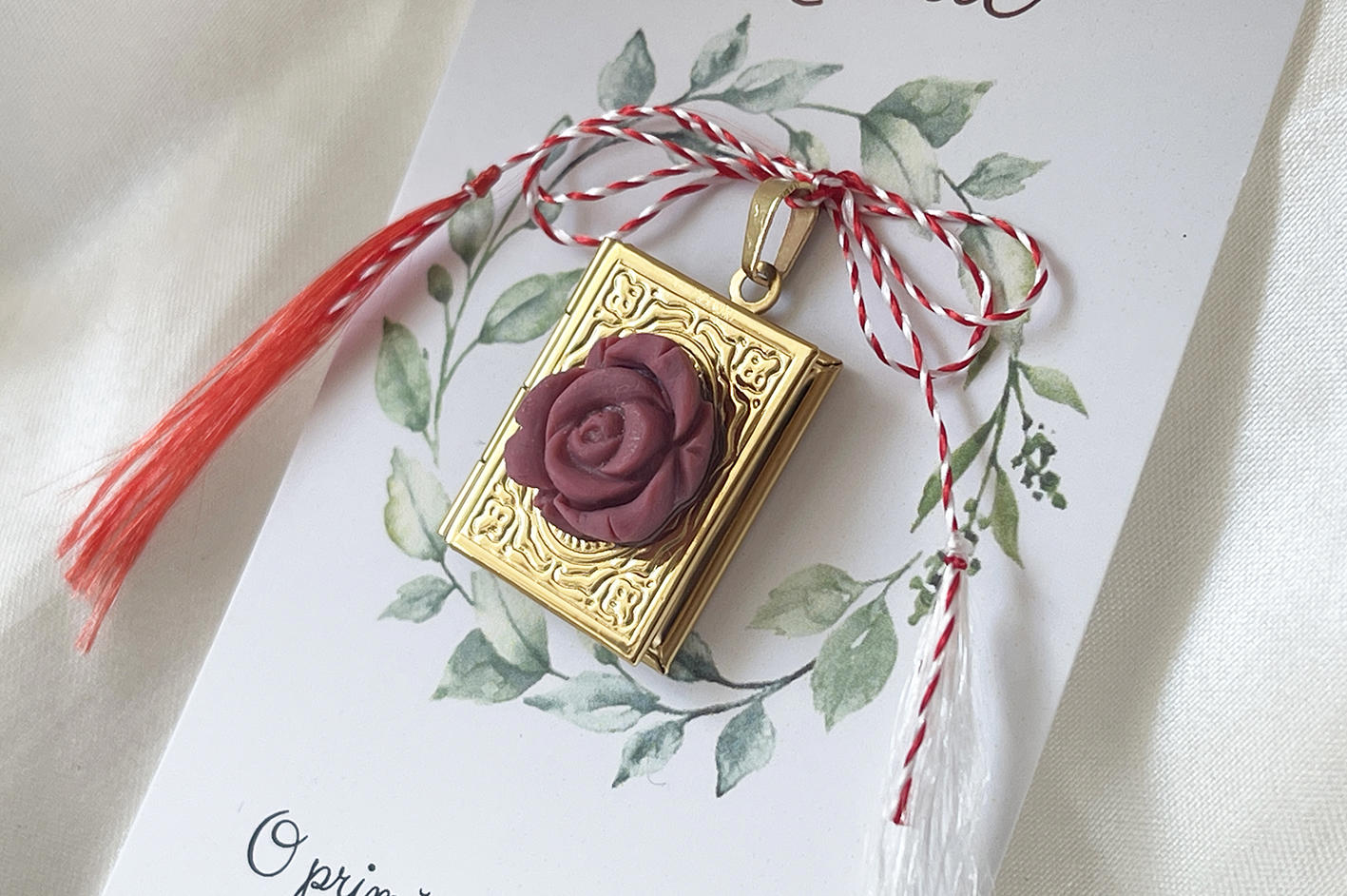 Martisor medalion placat cu aur Golden Book
