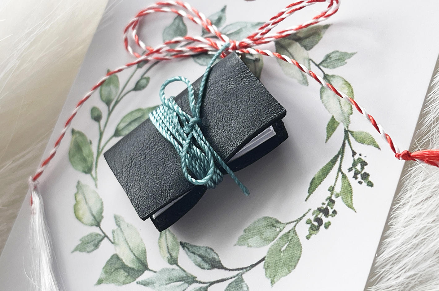 Martisor pandantiv piele neagra cu snur albastru