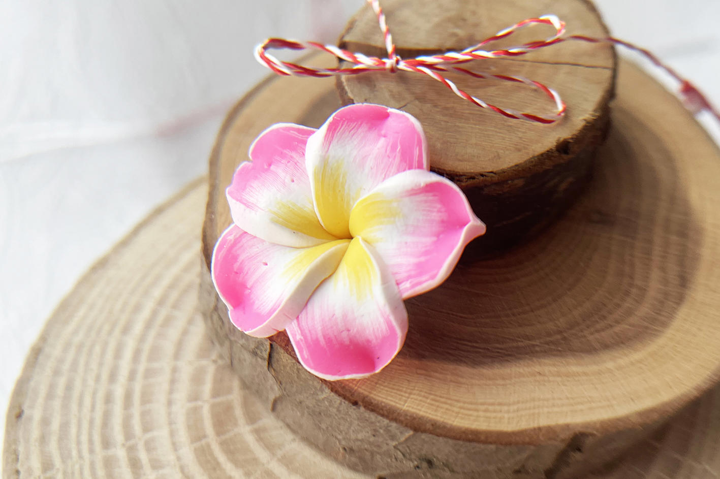 Martisor brosa Plumeria Roz Deschis (lut polimeric)