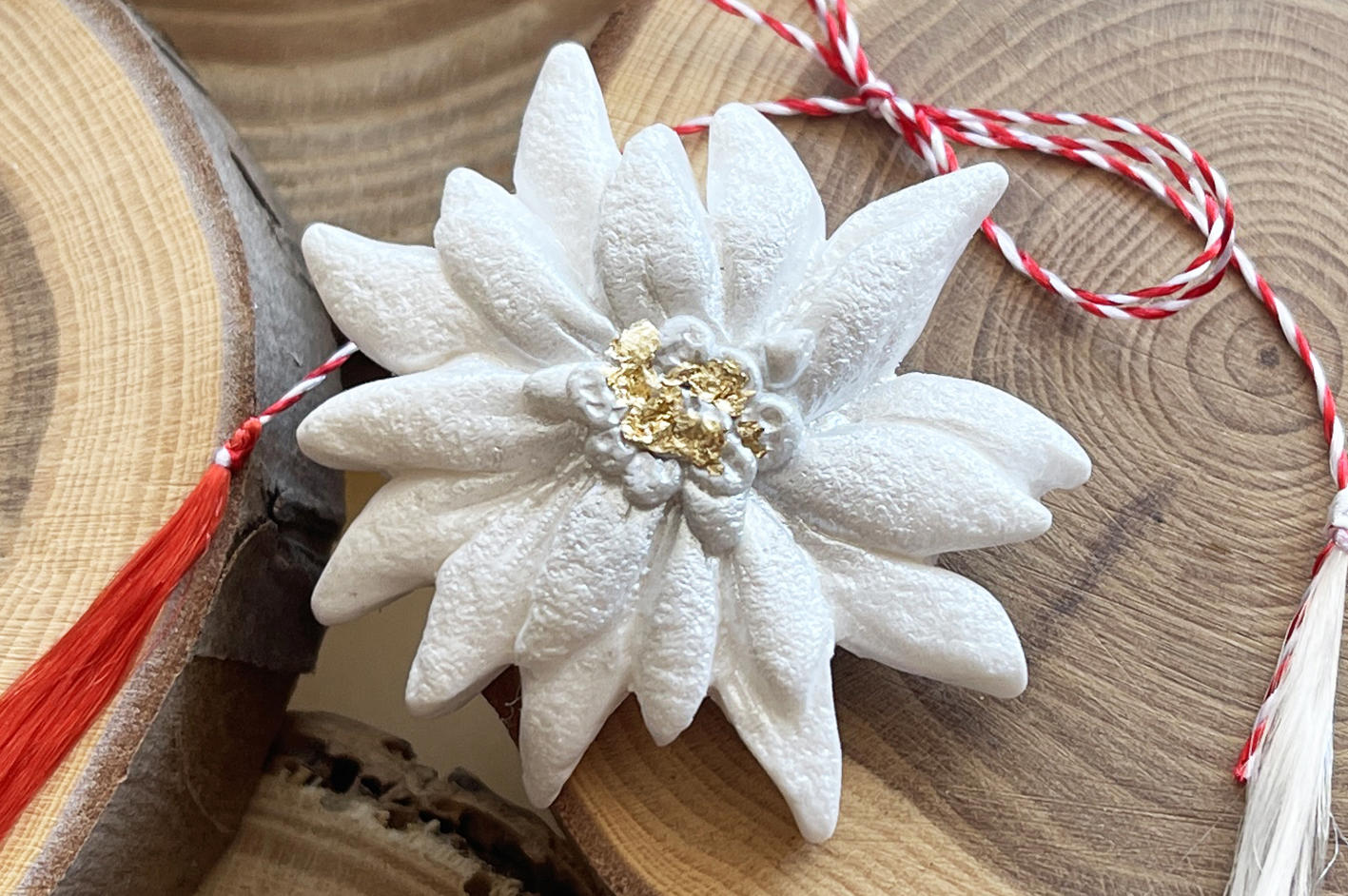 Martisor brosa Floare de Colt (lut polimeric)
