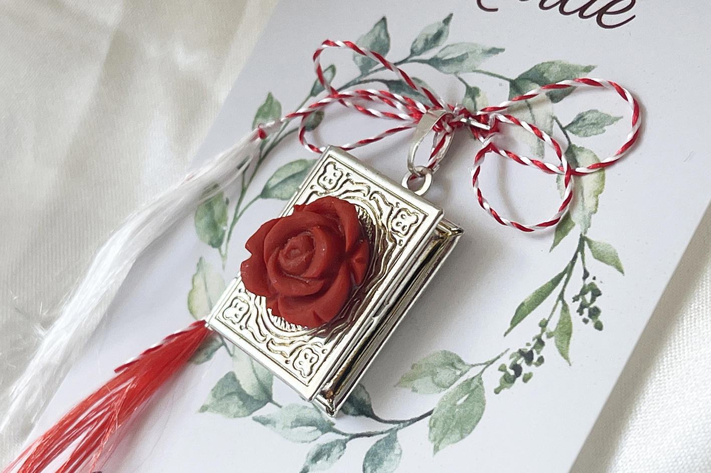 Martisor medalion placat cu argint Silver Book