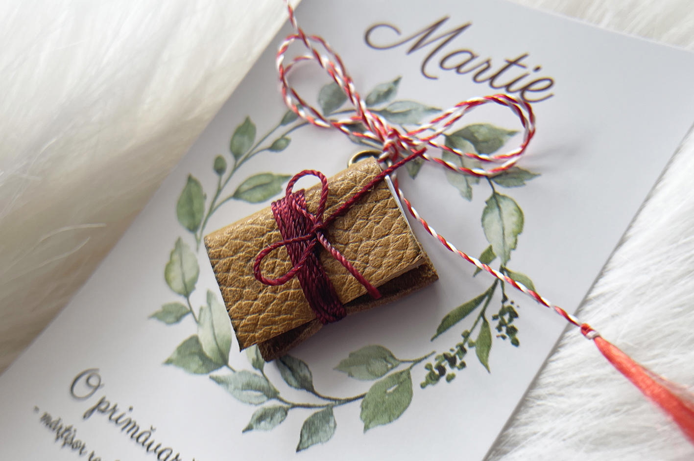 Martisor pandantiv cartica piele maro cu snur visiniu