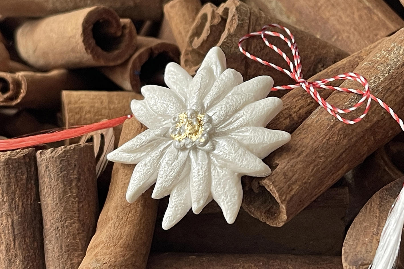 Martisor brosa Floare de Colt (lut polimeric)