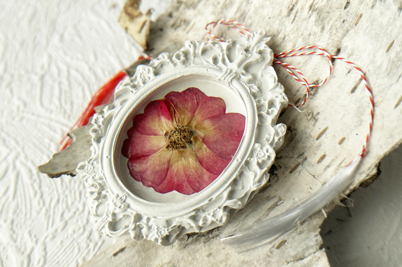 Martisor brosa rama vintage cu Trandafir Natural