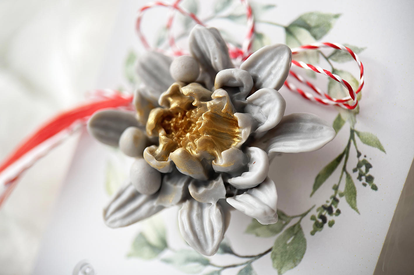 Martisor brosa Floarea Reginei (lut polimeric)