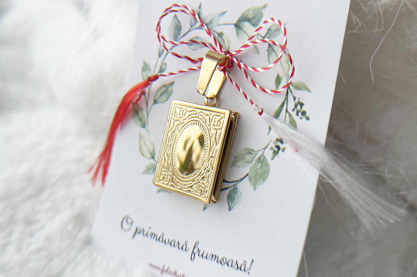 Martisor medalion placat cu aur Golden Book